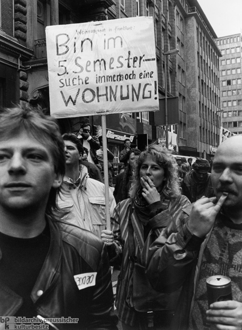 Frankfurter Studentinnen und Studenten demonstrieren gegen den Mietwucher in der Stadt (Dezember 1988)